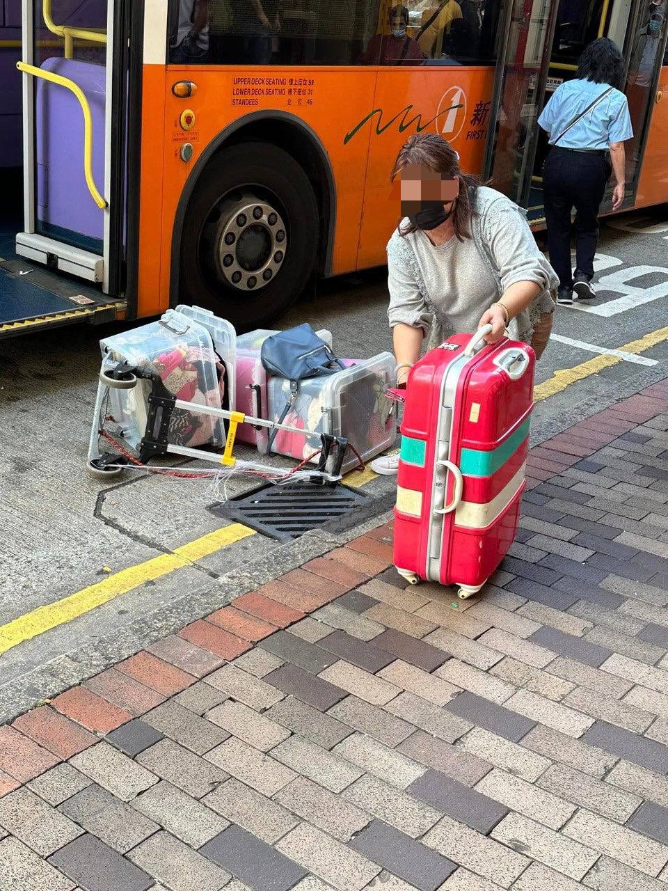 該名網民寫道：阿姐你拎咁多行李上車既13:20北河街新巴702B。